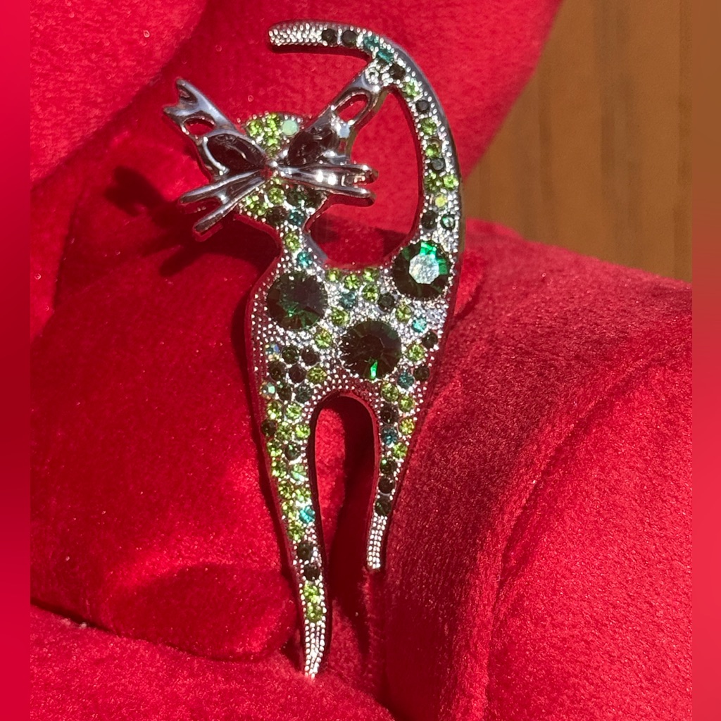 Nwt! Sparkling Cat Green Rhinestone Brooch With Green Gems